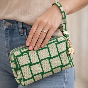 Sisley Paris Green & Cream Geometric Knit Wristlet Pouch – Zip Top – NWT